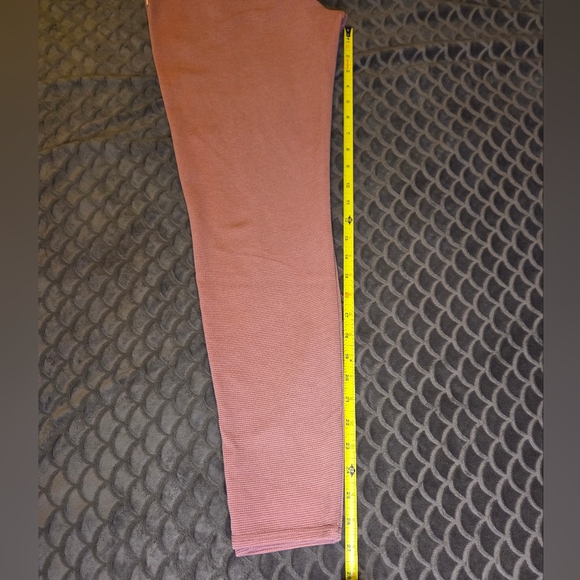 G401. Vuori Thermal Waffleknit Leggings in Mauve - Size L/XL - Picture 6 of 7
